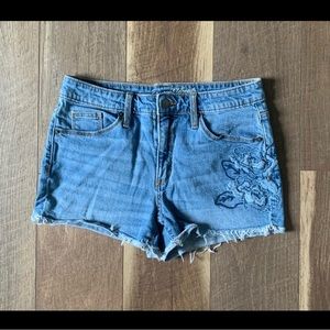 Universal Thread Cut-Off Jeans Embroidered